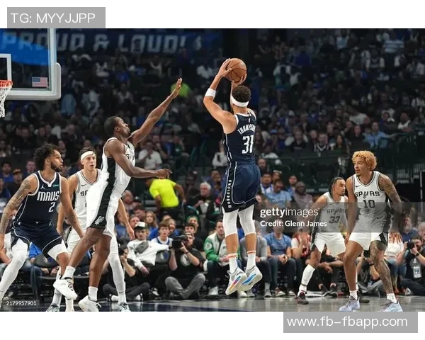 克莱汤普森状态低迷9投仅3中三分球命中率惨淡仅1中6 克莱汤普森状态低迷9投仅3中三分球命中率惨淡仅1中6