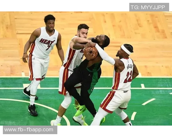 文班在16分钟内表现出色三投三中贡献9分10篮板7助攻3盖帽失误略多但依然完美